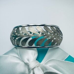 Tiffany & Co. Paloma Picasso Villa Brushed Silver Bangle Bracelet with Packaging